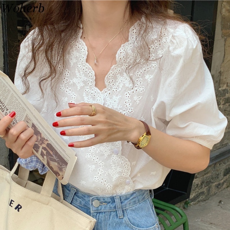 Korean Blusas Embroidered Lace Gentle Shirts Women Summer White Blouses Hollow Out V Neck Short Sleeve Loose Tops 210519
