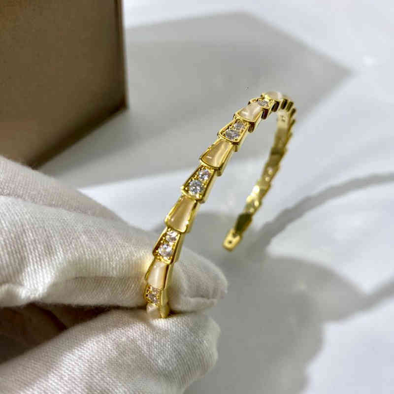 Charm Bracelets Baojia Classic Snake Internode Diamond White Fritillaria Simple Domineering Personality C-shaped Open Bracelet