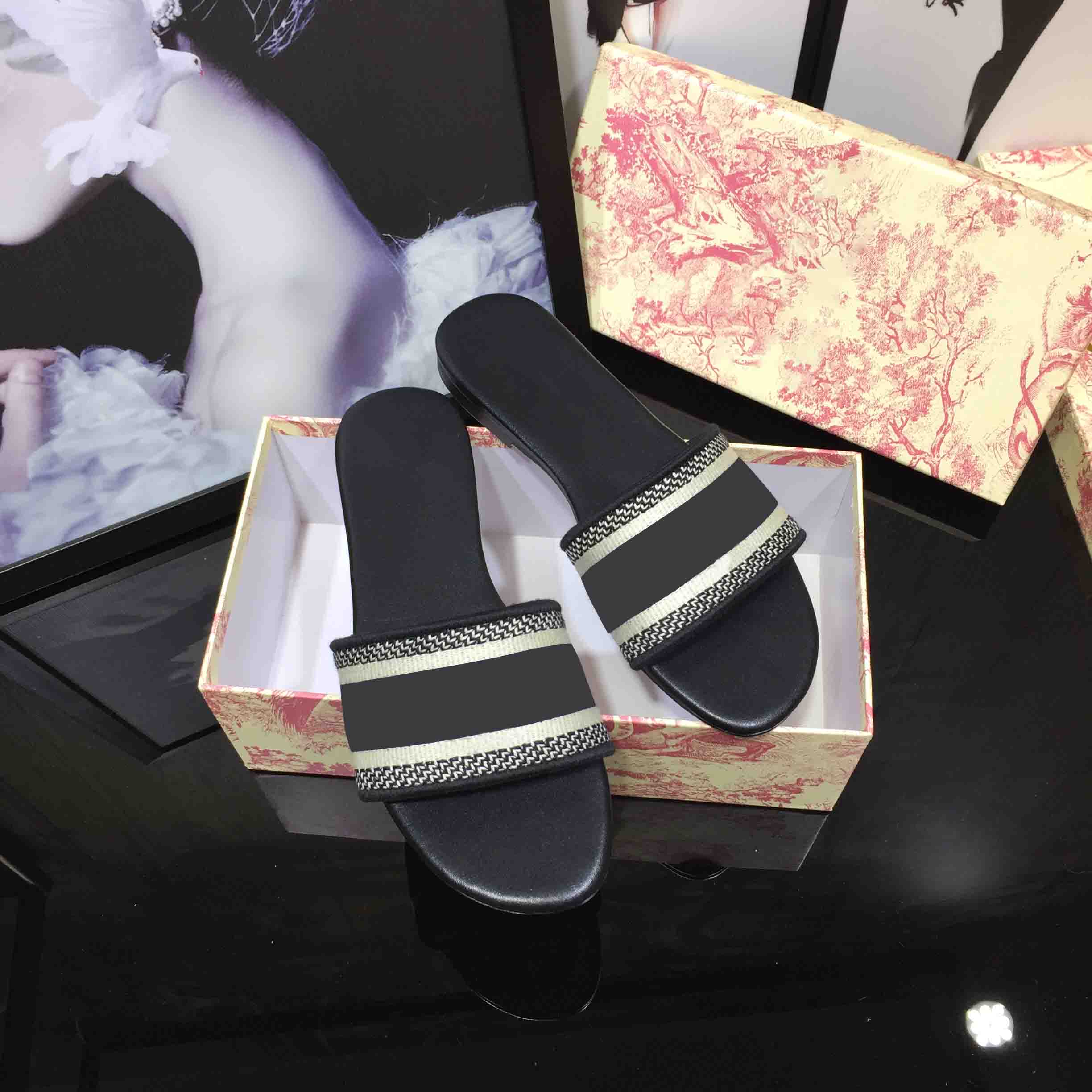 2021 High Quality women Sandals Slippers summer beach indoor Flat shoes Designer Classic Woman Sandal Shoe With box size 35-43, Black
2021 High Quality women Sandals Slippers summer beach indoor Flat shoes Designer Classic Woman Sandal Shoe With box size 35-43, Black
