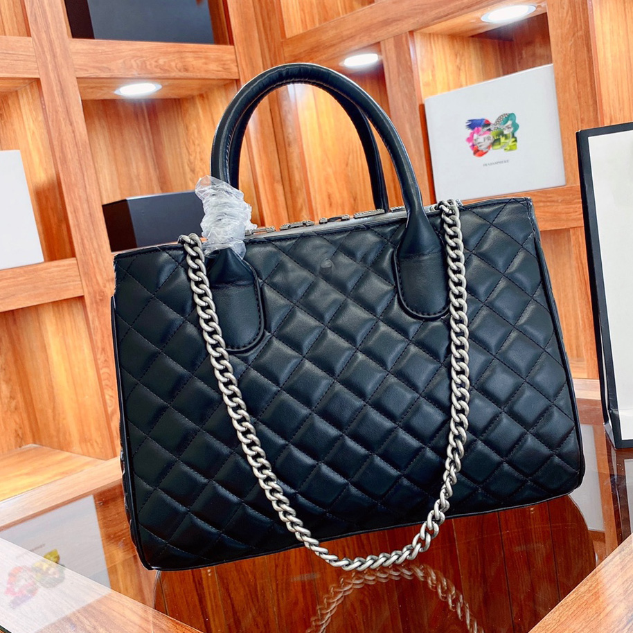 Women Designer Bags Handbag Totes Shoulder Cross Body Square Sheepskin Chains V Diamond Lattice bag Multi-functional and large-capacity must-have in winter, #0
Women Designer Bags Handbag Totes Shoulder Cross Body Square Sheepskin Chains V Diamond Lattice bag Multi-functional and large-capacity must-have in winter, #0