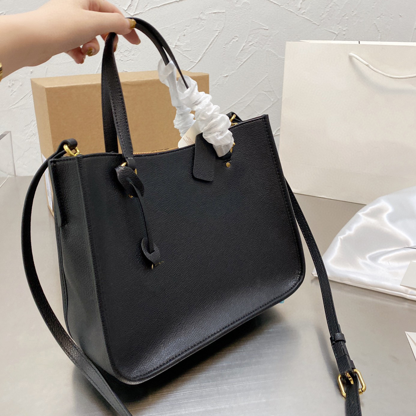 TOP Quality 2022 shopping bags Luxurys designers Ladies high handbag Women fashion mother handbags large capacity bag purse shoulder wallet printing letter totes, No bags
TOP Quality 2022 shopping bags Luxurys designers Ladies high handbag Women fashion mother handbags large capacity bag purse shoulder wallet printing letter totes, No bags