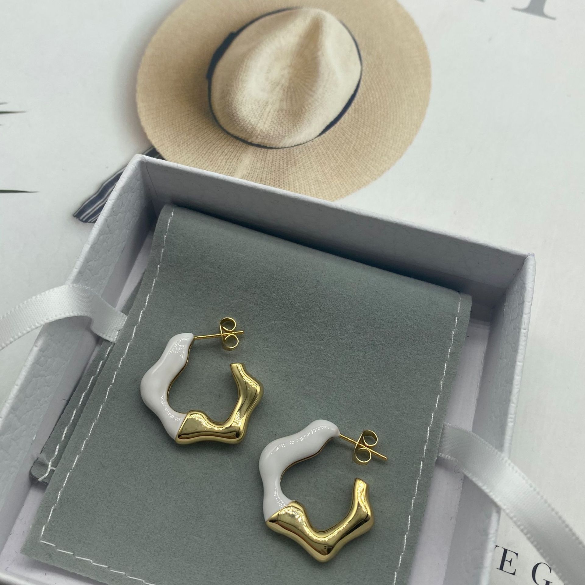 2021 Luxury Designers High Quality Irregular Pearl Enamel Stud Earings Drop Earrings Metal Hoop Party Wedding Charm Wave Dangle Ear Cuff Women Earrings Jewelry
2021 Luxury Designers High Quality Irregular Pearl Enamel Stud Earings Drop Earrings Metal Hoop Party Wedding Charm Wave Dangle Ear Cuff Women Earrings Jewelry