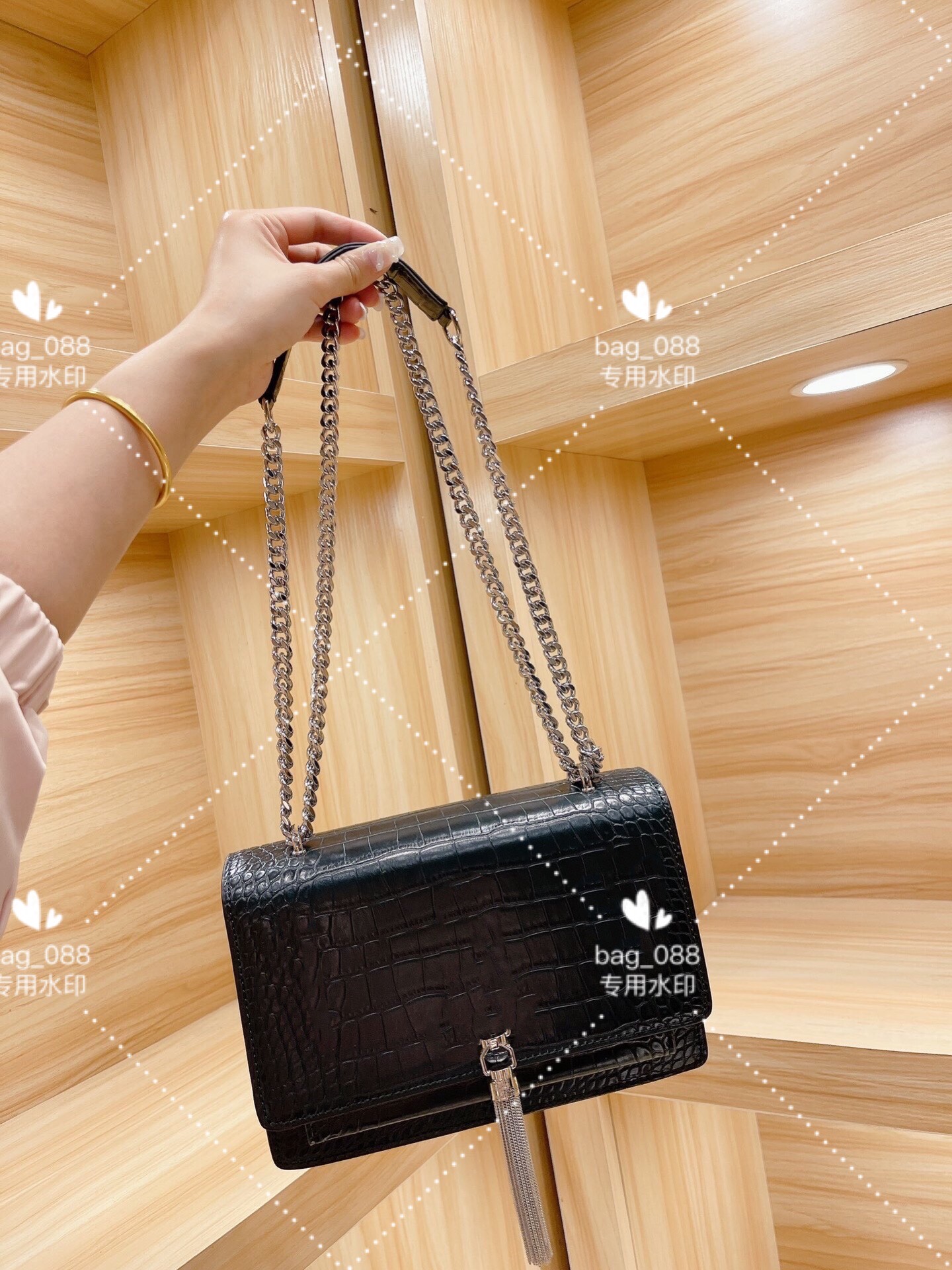 High design shoulder bag with calfskin chain bags classic elements simple practical style super capacity leisure daily commuting essential handbag
High design shoulder bag with calfskin chain bags classic elements simple practical style super capacity leisure daily commuting essential handbag