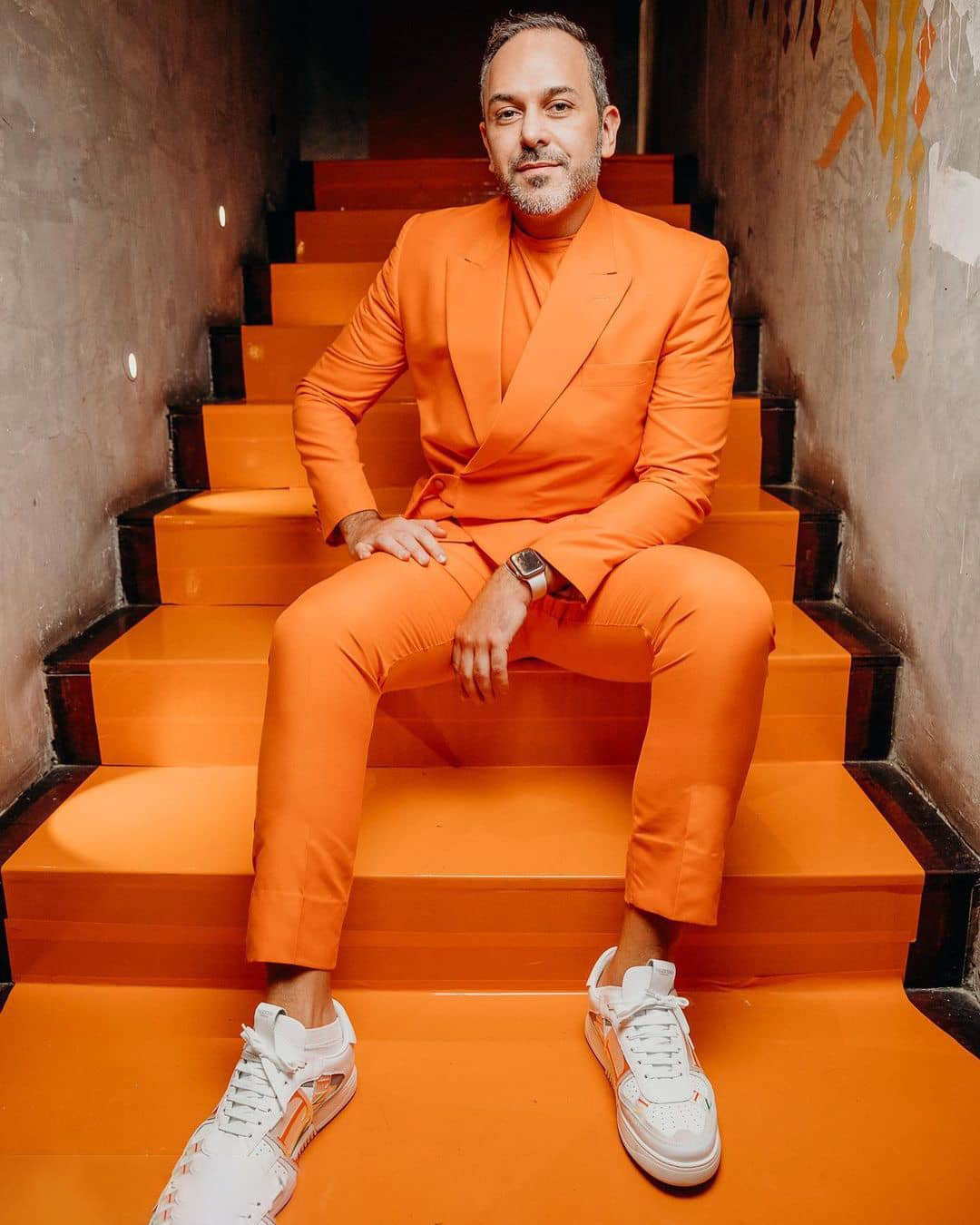 Bright Orange Mens Pants Suits Classic Fit Groom Tuxedos Peaked Lapel Prom Party Blazer Overcoat (Jacket+Pants)