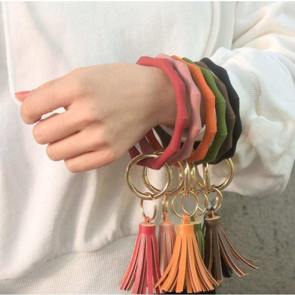 Siliconen Polsbandje Sleutelhanger Armband Met Kwastje Bangle Sleutelhanger Grote Cirkel Sleutelhanger Armband Houder Voor
Siliconen Polsbandje Sleutelhanger Armband Met Kwastje Bangle Sleutelhanger Grote Cirkel Sleutelhanger Armband Houder Voor