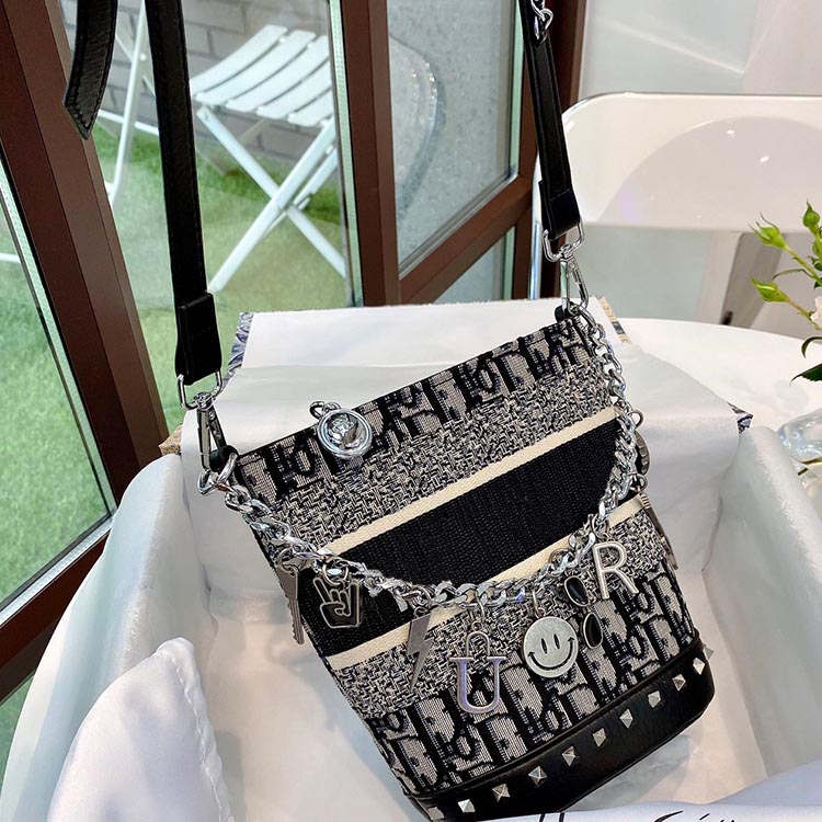 Rivet bucket bag MINI ladies shoulder crossbody bags Women Chain Shopper size 18cm 3 colors
Rivet bucket bag MINI ladies shoulder crossbody bags Women Chain Shopper size 18cm 3 colors