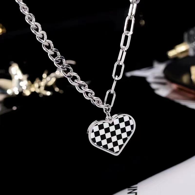 Pendant Necklaces 2021 Black White Plaid Love Pendants For Women Double Chain Niche Hip-Hop Sweater Female Vintage Simple Jewelry
Pendant Necklaces 2021 Black White Plaid Love Pendants For Women Double Chain Niche Hip-Hop Sweater Female Vintage Simple Jewelry