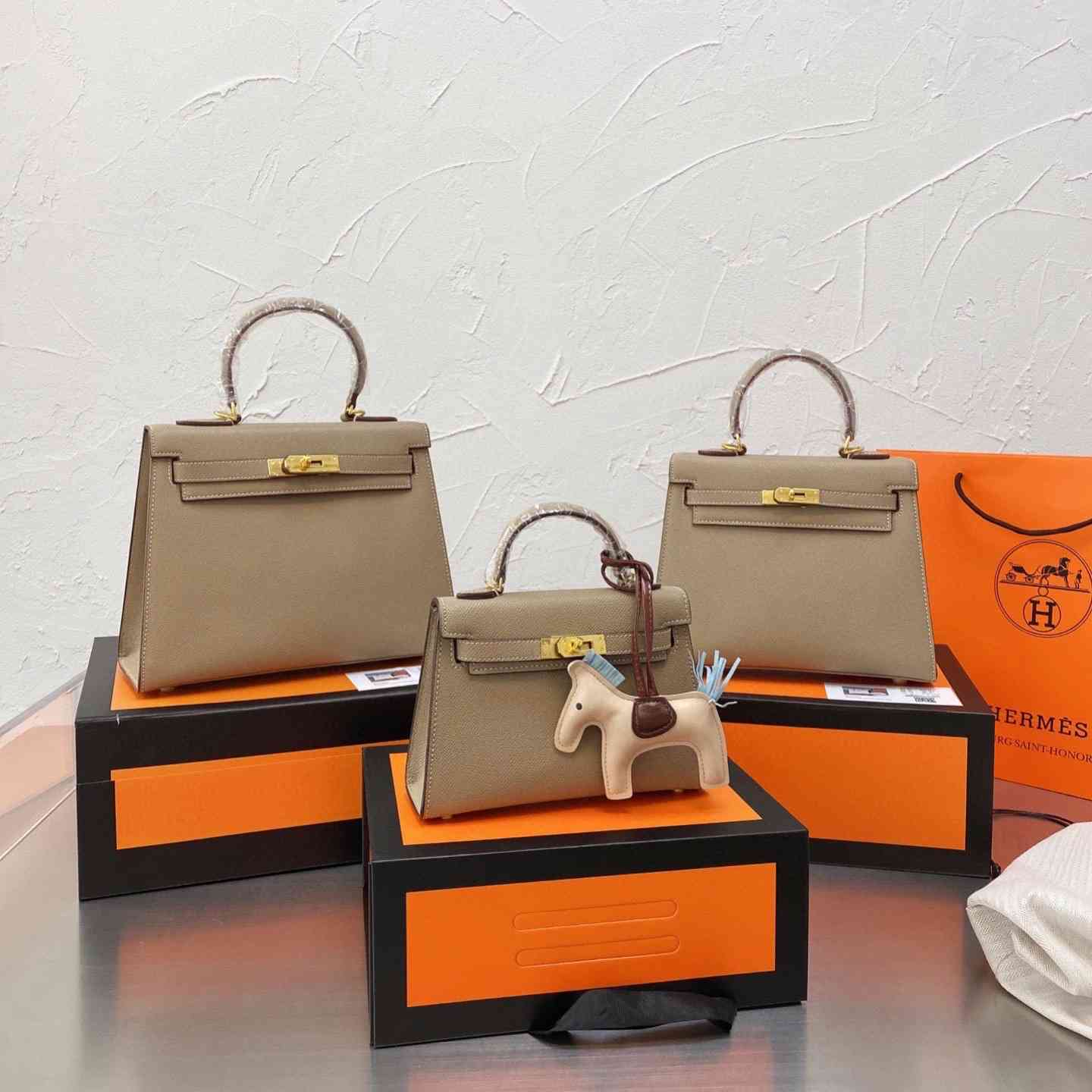 Luxurys Designer Handbags Women 2021 Herme Bags Kellys Messenger One Shoulder Hand Chameleon Leather Kangkang Bag Bb
Luxurys Designer Handbags Women 2021 Herme Bags Kellys Messenger One Shoulder Hand Chameleon Leather Kangkang Bag Bb