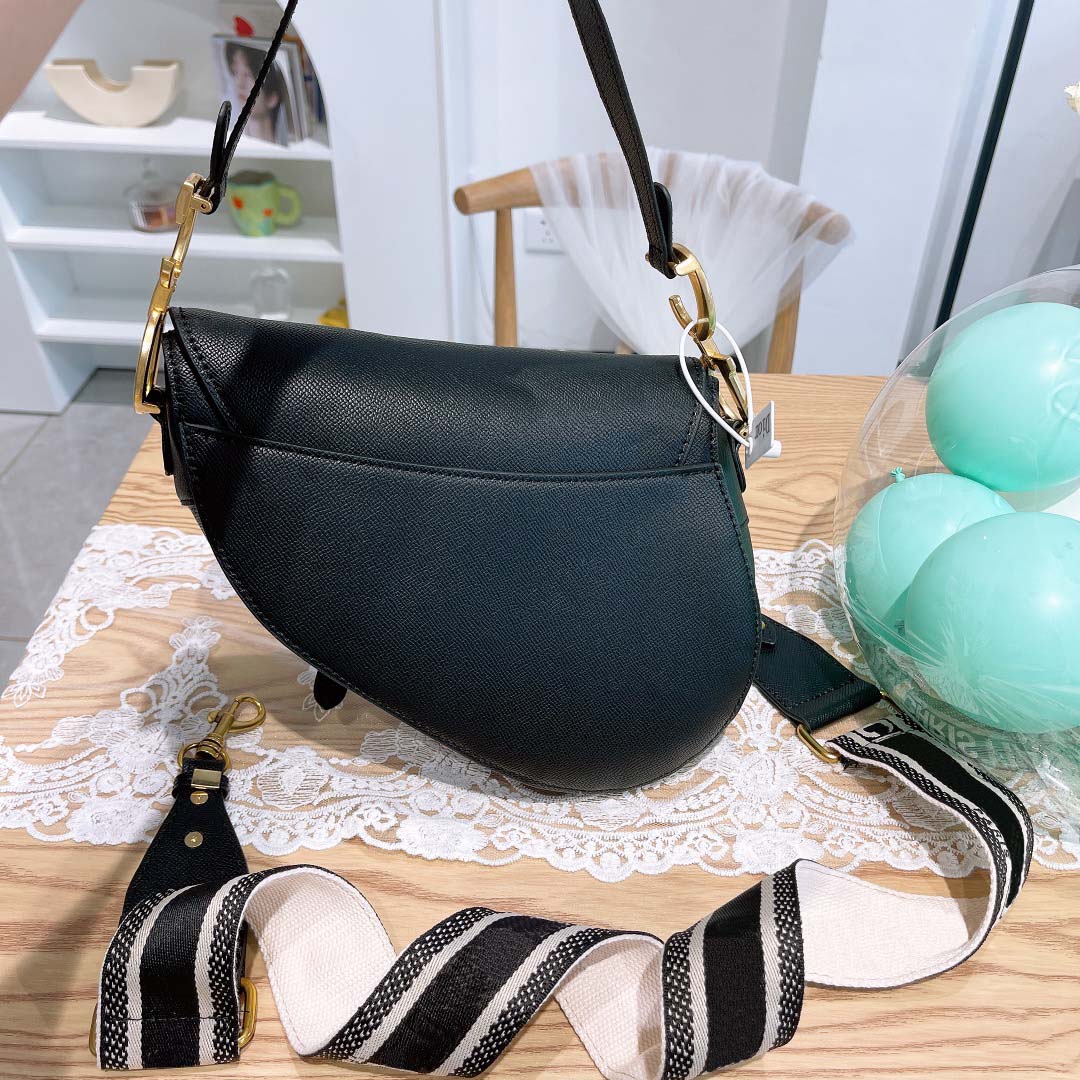 luxurys designers Handbag Saddle bag Top quality Genuine Leather With shoulder strap Purse Metal pendant Shoulders bags women Crossbody Cowhide handbags 2021, Customize
luxurys designers Handbag Saddle bag Top quality Genuine Leather With shoulder strap Purse Metal pendant Shoulders bags women Crossbody Cowhide handbags 2021, Customize
