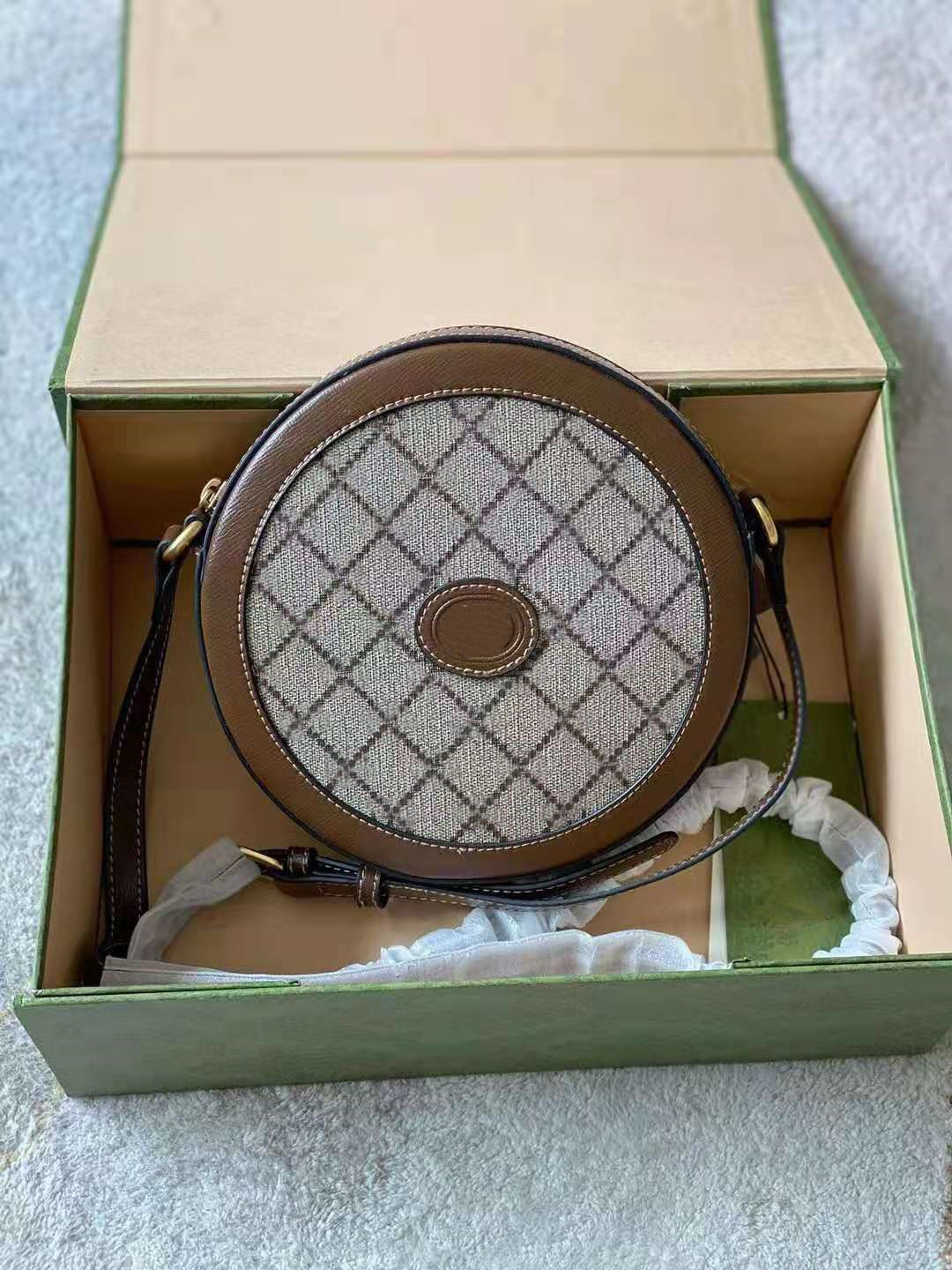 High quality women's round cake bag can be packed in one shoulder cross carry gift box, Brown
High quality women's round cake bag can be packed in one shoulder cross carry gift box, Brown