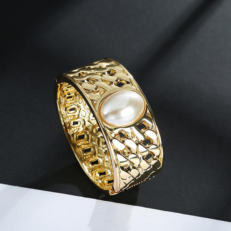 Bangle Baroque Vintage Pearl Wide Brim Women's Bracelet Boutique Charm Female Cuff Jewelry Accessories
Bangle Baroque Vintage Pearl Wide Brim Women's Bracelet Boutique Charm Female Cuff Jewelry Accessories