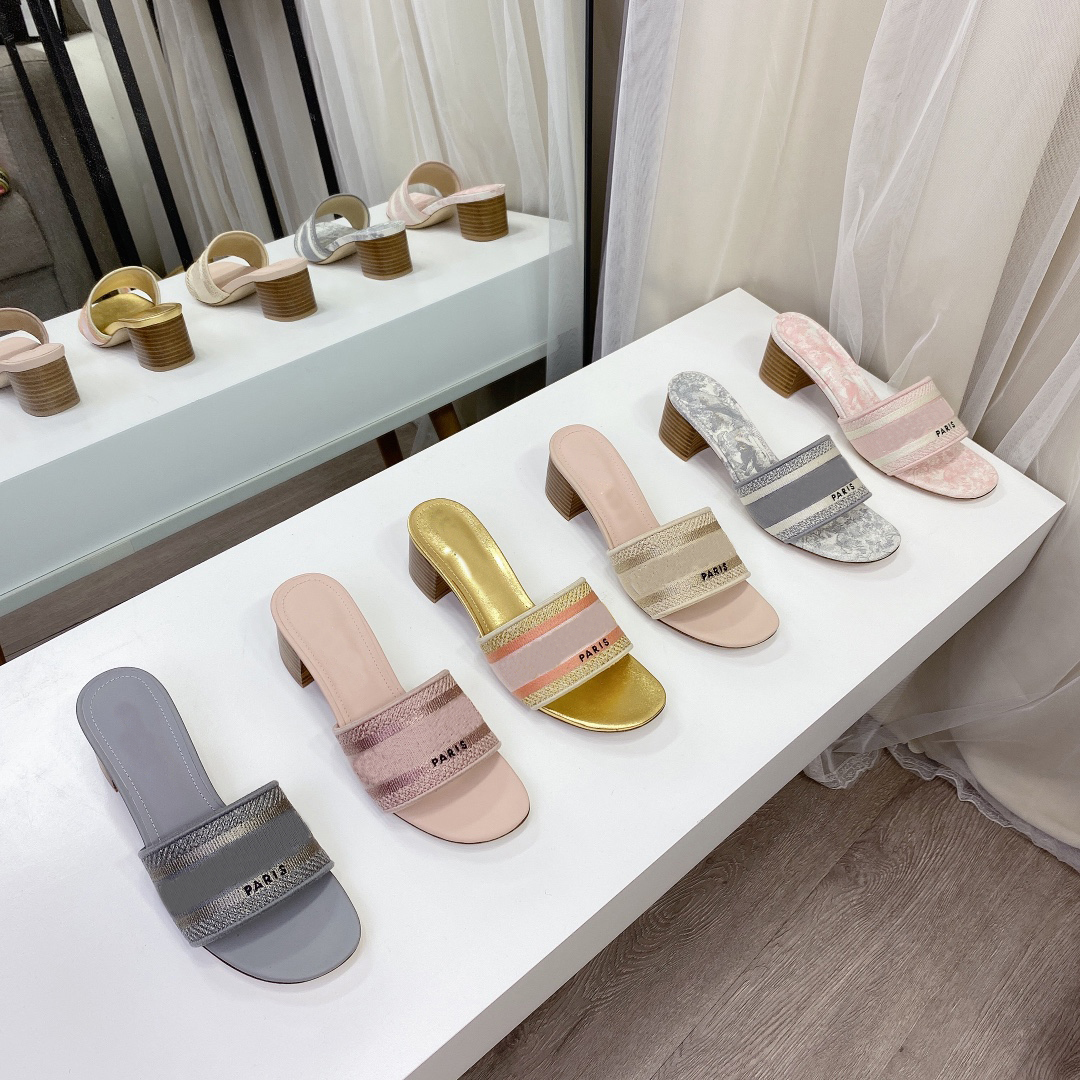 Dway Heeled Slide 2021 Luxury Designer Sandals with Embroidered Lucky Symbol Fashionable Classic Flat Toile de Jouy Reverse Italy Top Quality Leather Shoes, Color 1
Dway Heeled Slide 2021 Luxury Designer Sandals with Embroidered Lucky Symbol Fashionable Classic Flat Toile de Jouy Reverse Italy Top Quality Leather Shoes, Color 1