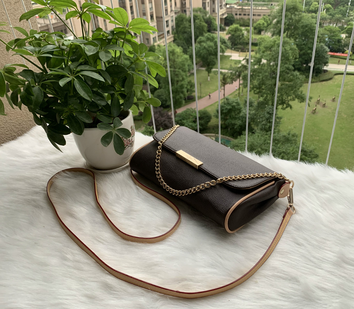 CLASSIC FLOWER High Quality bag luxury designer Handbag Women Shoulder Bag metal chain purse wallet crossbody bags, Brown
CLASSIC FLOWER High Quality bag luxury designer Handbag Women Shoulder Bag metal chain purse wallet crossbody bags, Brown