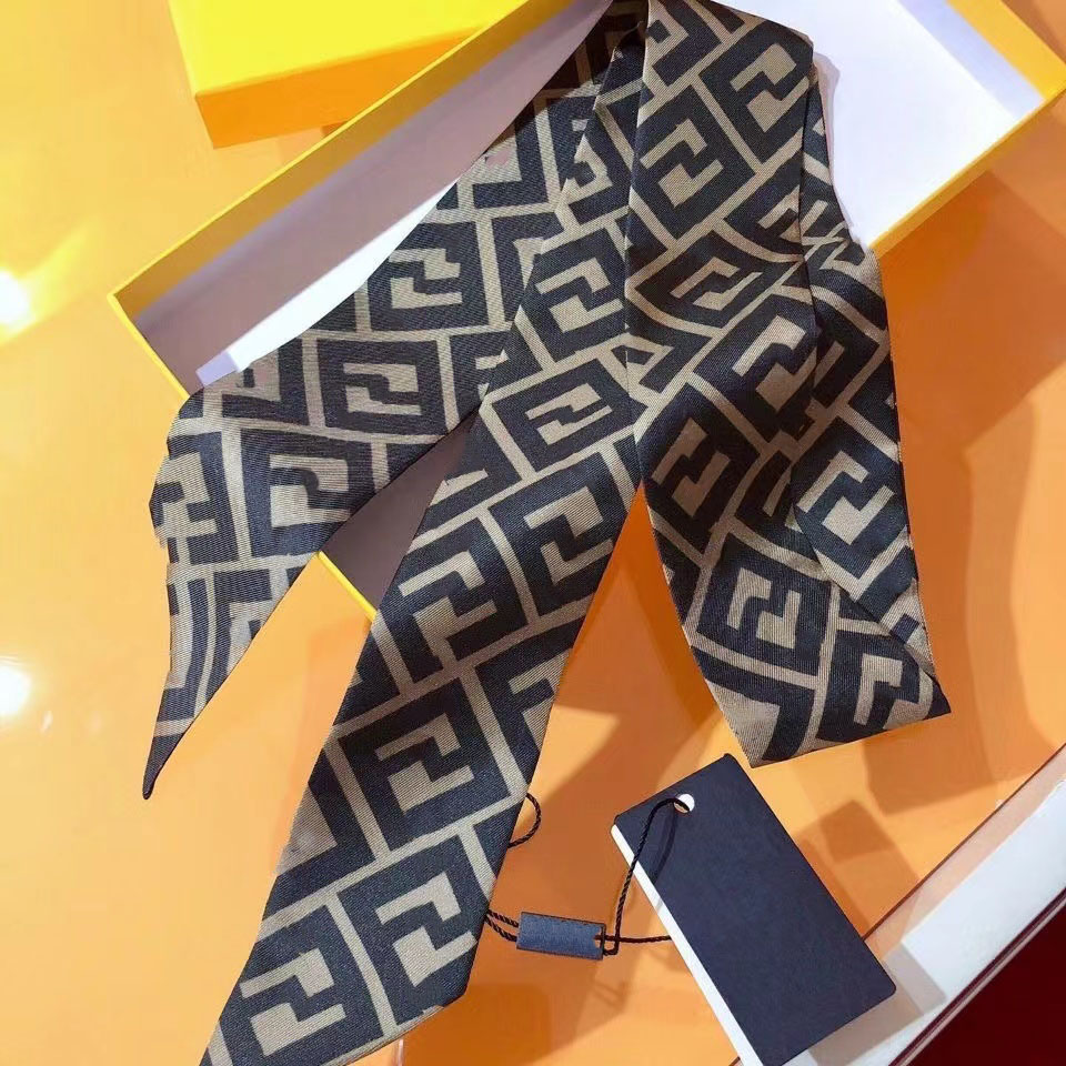 2022 Luxury brand women's fashion scarves designer headband classic handbag scarf high quality silk material size 8*120cm
2022 Luxury brand women's fashion scarves designer headband classic handbag scarf high quality silk material size 8*120cm