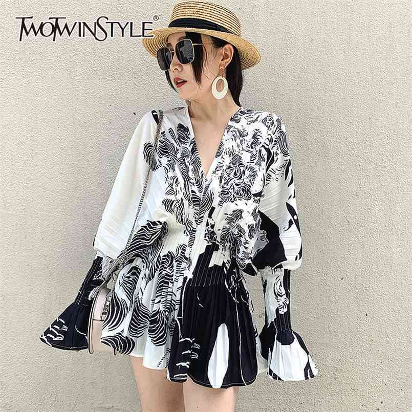 Pleated White Tunic Shirt For Women V Neck Flare Long Sleeve Elegant Solid Blouse Female Fashion Clothing 210524
Pleated White Tunic Shirt For Women V Neck Flare Long Sleeve Elegant Solid Blouse Female Fashion Clothing 210524