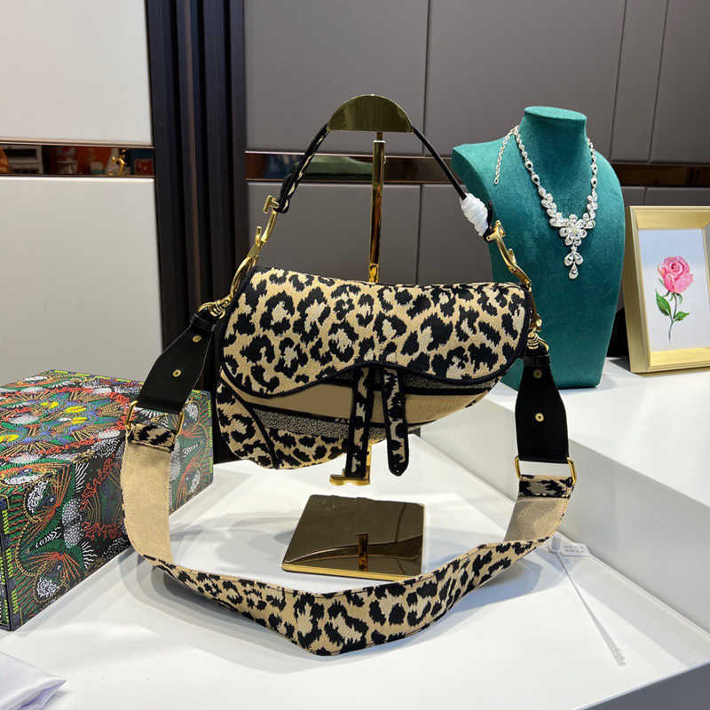 Women Luxurys Designers Saddle bags designer handbag purse Brown Canvas Leopard Duffle Diagon Bag Vintage retro Genuine Real Leather High
Women Luxurys Designers Saddle bags designer handbag purse Brown Canvas Leopard Duffle Diagon Bag Vintage retro Genuine Real Leather High