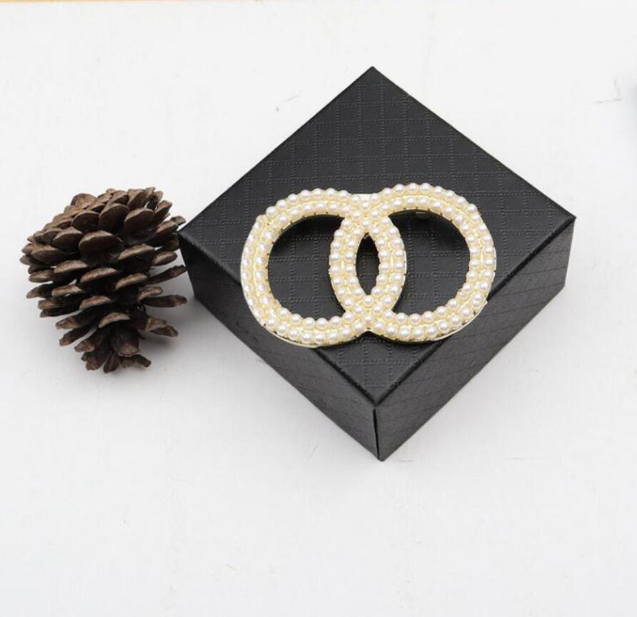 Luxury Brand Desigenr Double Letter 18K Gold Plated Brooches Mens Womens High-end 925 silver Geometry Bees Crystal Rhinestone Pins Brooche Women Wedding Jewelry
Luxury Brand Desigenr Double Letter 18K Gold Plated Brooches Mens Womens High-end 925 silver Geometry Bees Crystal Rhinestone Pins Brooche Women Wedding Jewelry