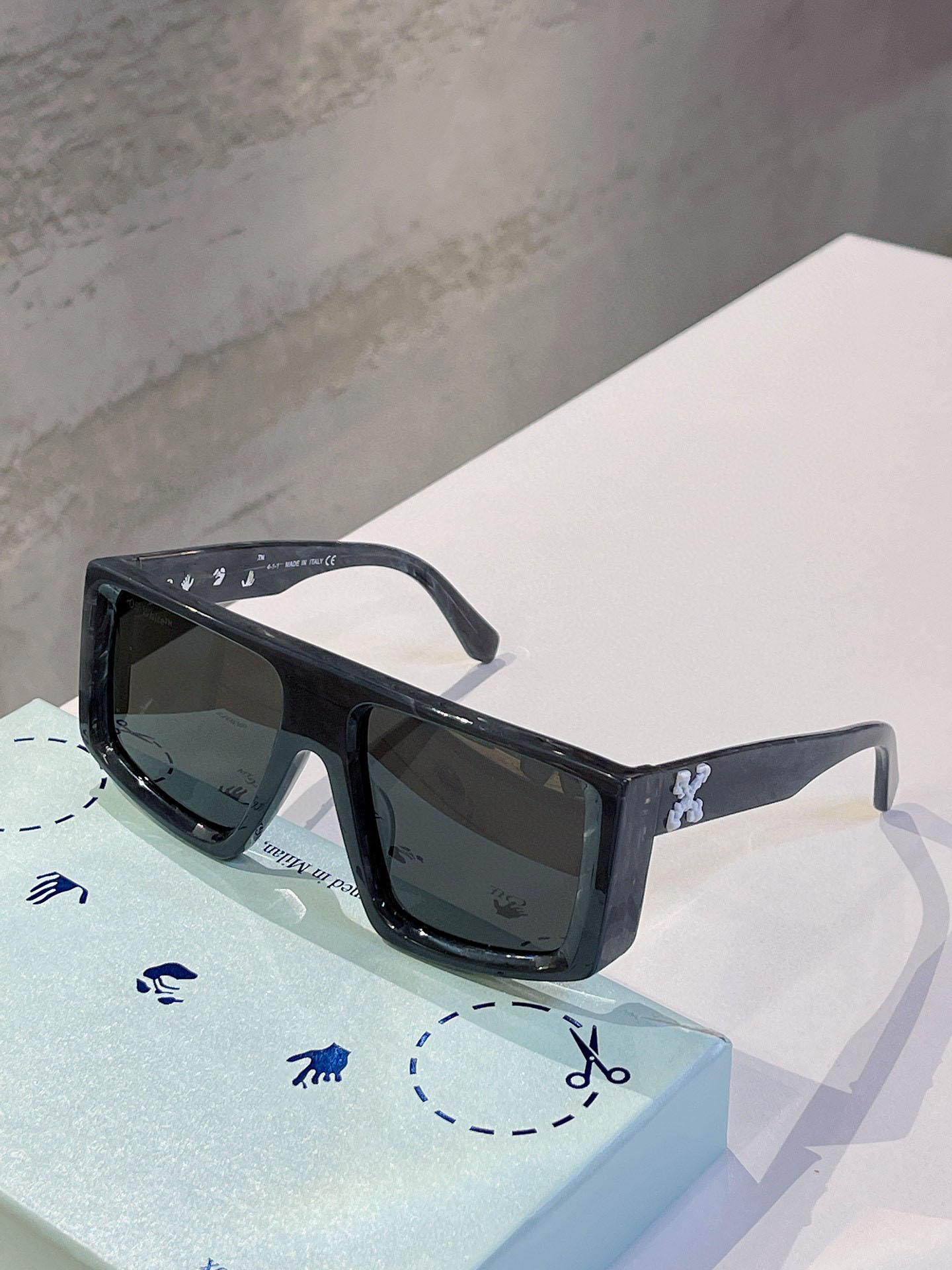 OFF OERI004 Top luxury high quality brand Designer Sunglasses for mens womens UV400 new selling world famous fashion Italian sun glasses eye, White;black
OFF OERI004 Top luxury high quality brand Designer Sunglasses for mens womens UV400 new selling world famous fashion Italian sun glasses eye, White;black