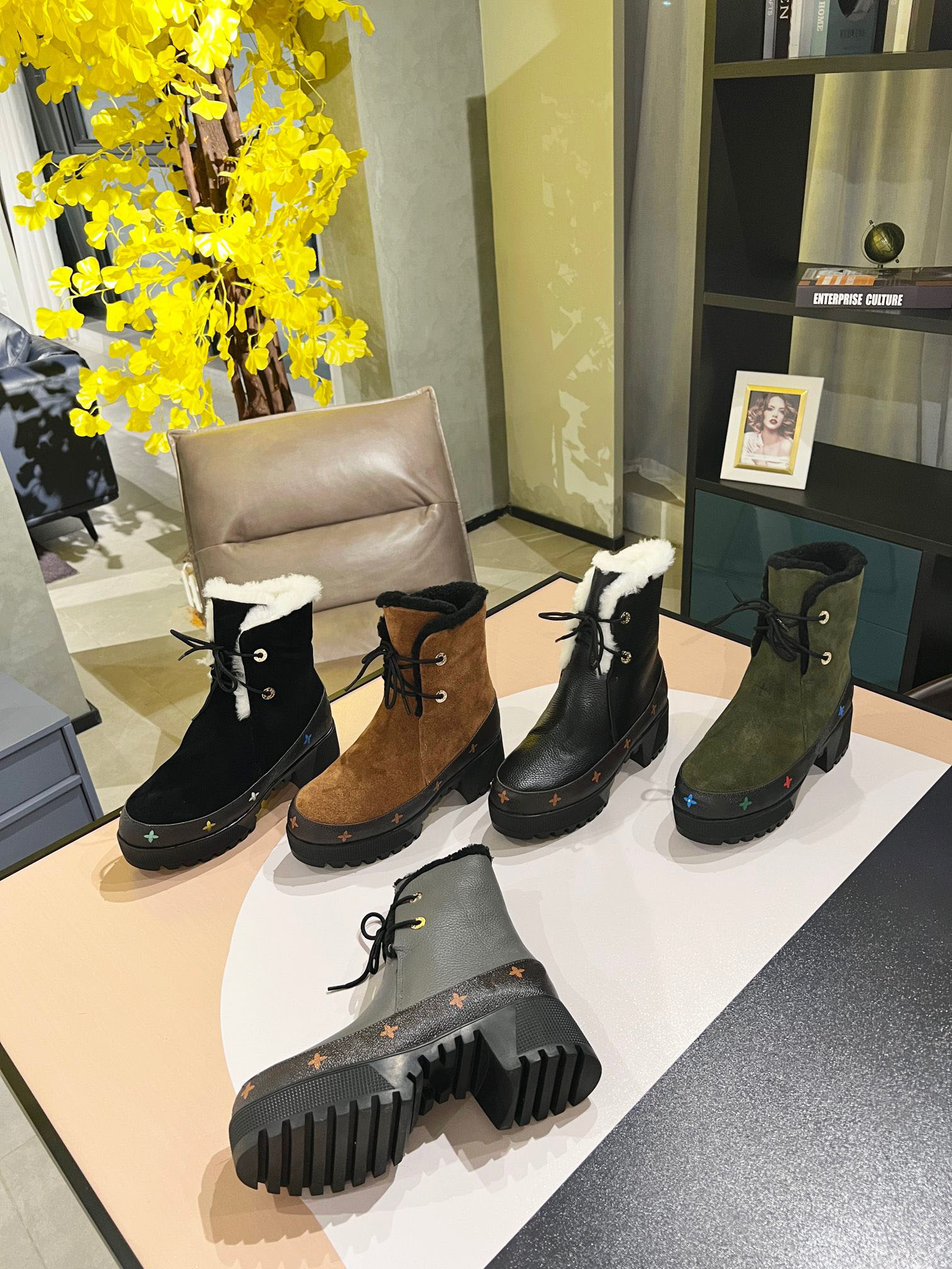2021 winter boots imported cowhide waterproof platform outsole inner wool roll warm size 34-42, Color 1
2021 winter boots imported cowhide waterproof platform outsole inner wool roll warm size 34-42, Color 1