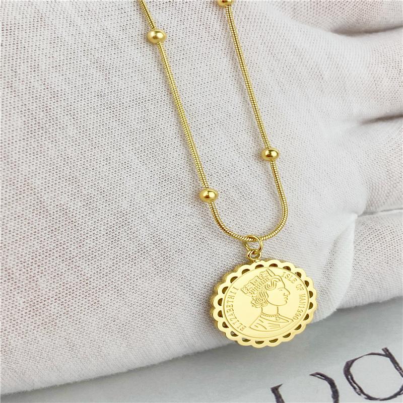 Chaînes Version coréenne de Golden Retro Retro Crown Crown Crowlace en Europe et Amérique Femme Fashion Ins n'est pas fondue pendentif tête