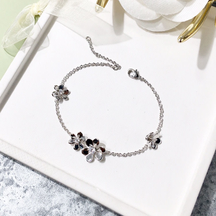 Ladies Love rings Pendant Necklaces Screw Bracelet Van Party Wedding Couple Gift Love Bracelet Fashion Cleef temperament Bracelet Arpels, Golden;silver
Ladies Love rings Pendant Necklaces Screw Bracelet Van Party Wedding Couple Gift Love Bracelet Fashion Cleef temperament Bracelet Arpels, Golden;silver