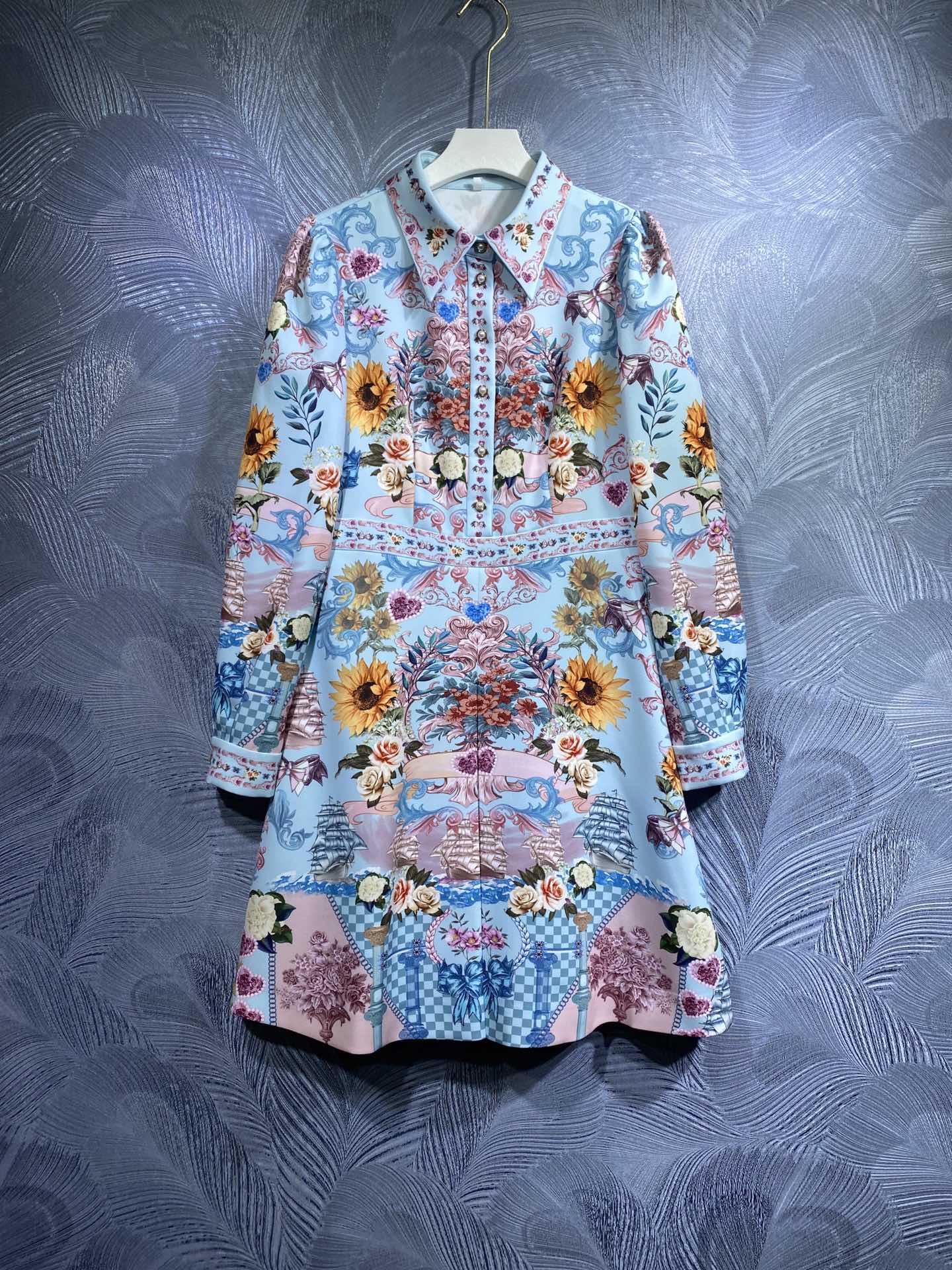 European luxury designer designs new pearl button dress for autumn/winter 2021, Multi
European luxury designer designs new pearl button dress for autumn/winter 2021, Multi