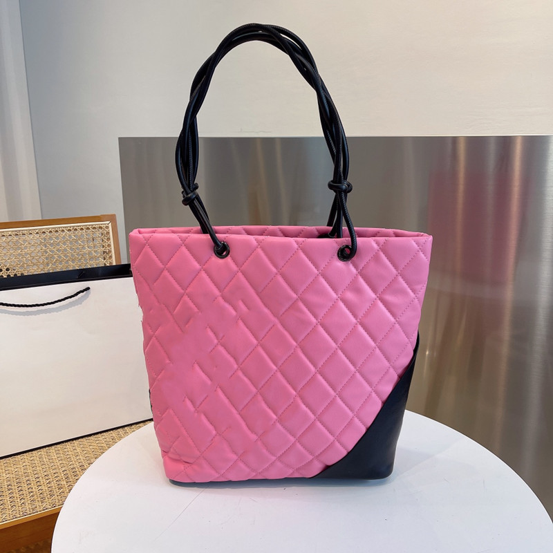 women shoulder bags 2021 summer / autumn new Fashion Ladies Tote bag High-quality solid Leather handbags Logo Appliques Patchwork high-capac
women shoulder bags 2021 summer / autumn new Fashion Ladies Tote bag High-quality solid Leather handbags Logo Appliques Patchwork high-capac