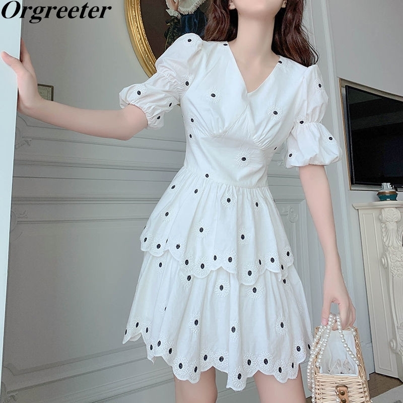 Puff sleeve White Dress Female Summer Women V-neck Slim Flower Dot Embroidery Cascading ruffles Mini Cotton 210525
Puff sleeve White Dress Female Summer Women V-neck Slim Flower Dot Embroidery Cascading ruffles Mini Cotton 210525