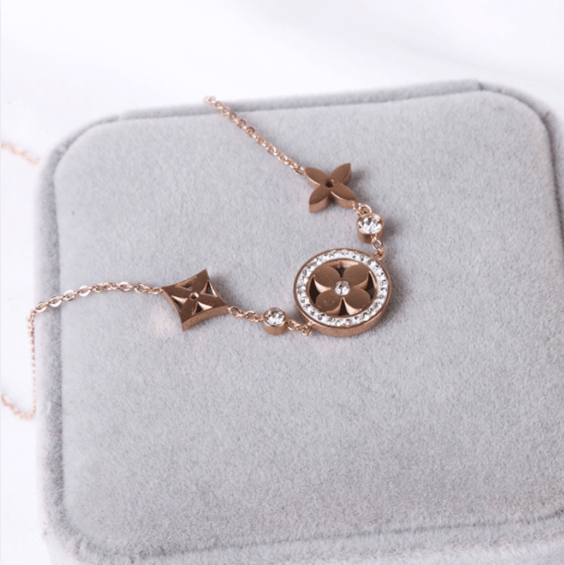 Luxury Good Lucky Four Leaf Clover Pendant Necklace Gold Plated Titanium Steel Jewelry for Women Gift
Luxury Good Lucky Four Leaf Clover Pendant Necklace Gold Plated Titanium Steel Jewelry for Women Gift