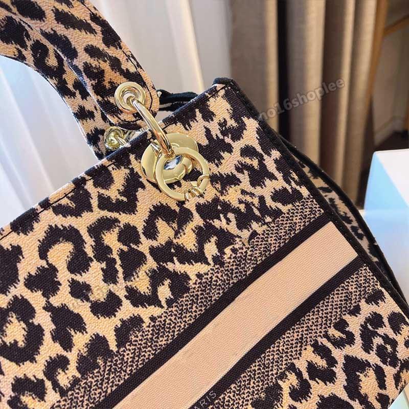 ethnic style female messenger shoulder bag golden letter handbag 2022 luxurys designers leather wallet looks super beautiful with box 25cm 
ethnic style female messenger shoulder bag golden letter handbag 2022 luxurys designers leather wallet looks super beautiful with box 25cm