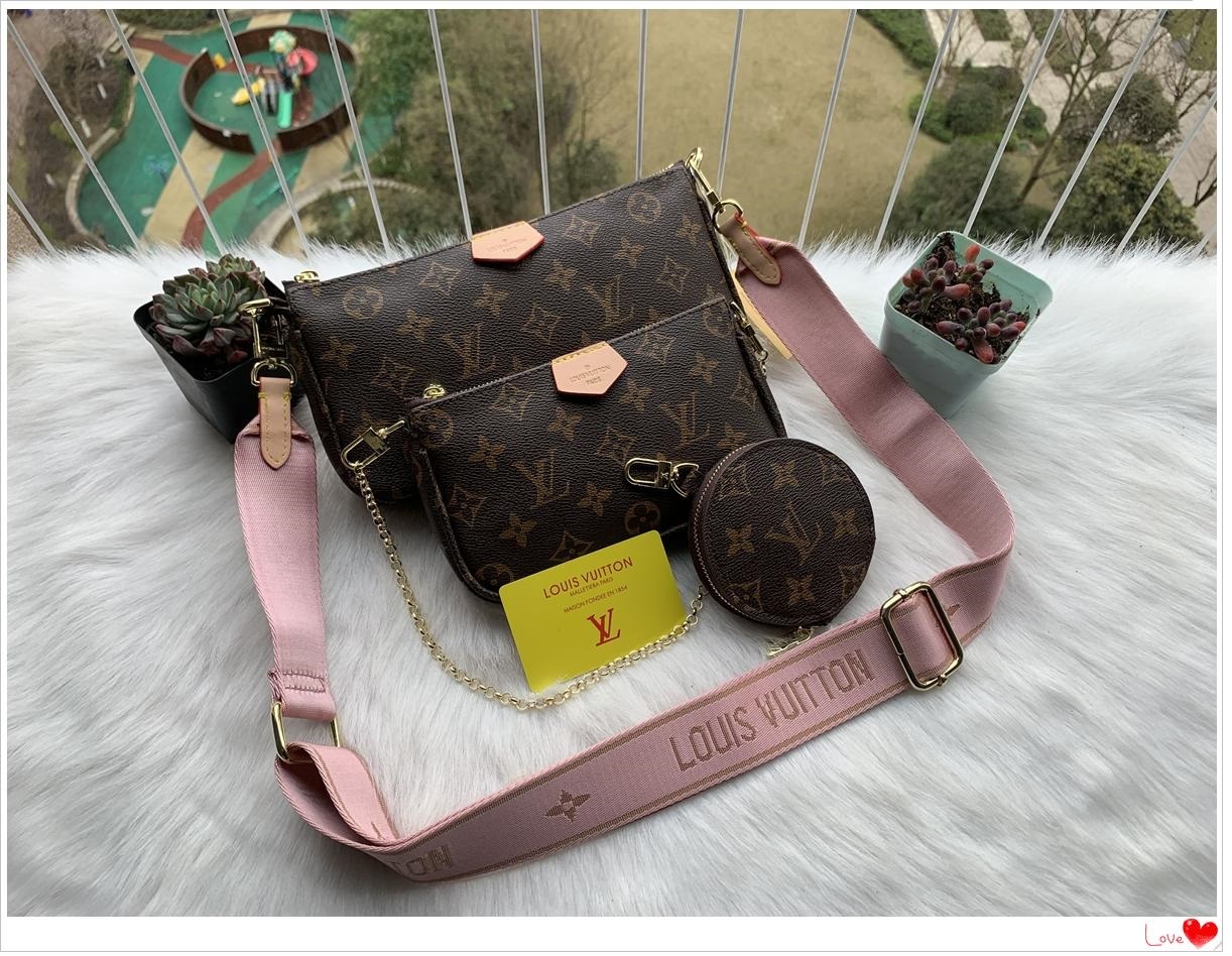 LV LOUIS 1 VITTON favorite bag Pochette Accessories Handbag Genuine Genuine leather shoulder bag backpack 3 pcs handbag 8866, Red;black
LV LOUIS 1 VITTON favorite bag Pochette Accessories Handbag Genuine Genuine leather shoulder bag backpack 3 pcs handbag 8866, Red;black