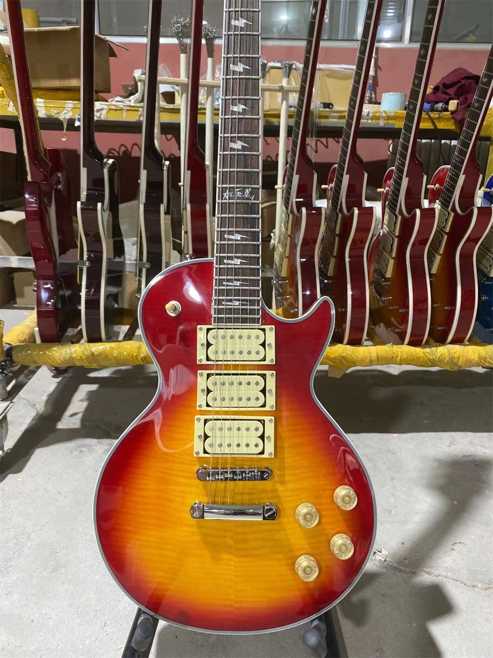 Ace Frehley Custom Electric Guitar Humbucker Pickups Rosewood Fingerboard Mahogany Body High Quality guitars guitarra
Ace Frehley Custom Electric Guitar Humbucker Pickups Rosewood Fingerboard Mahogany Body High Quality guitars guitarra