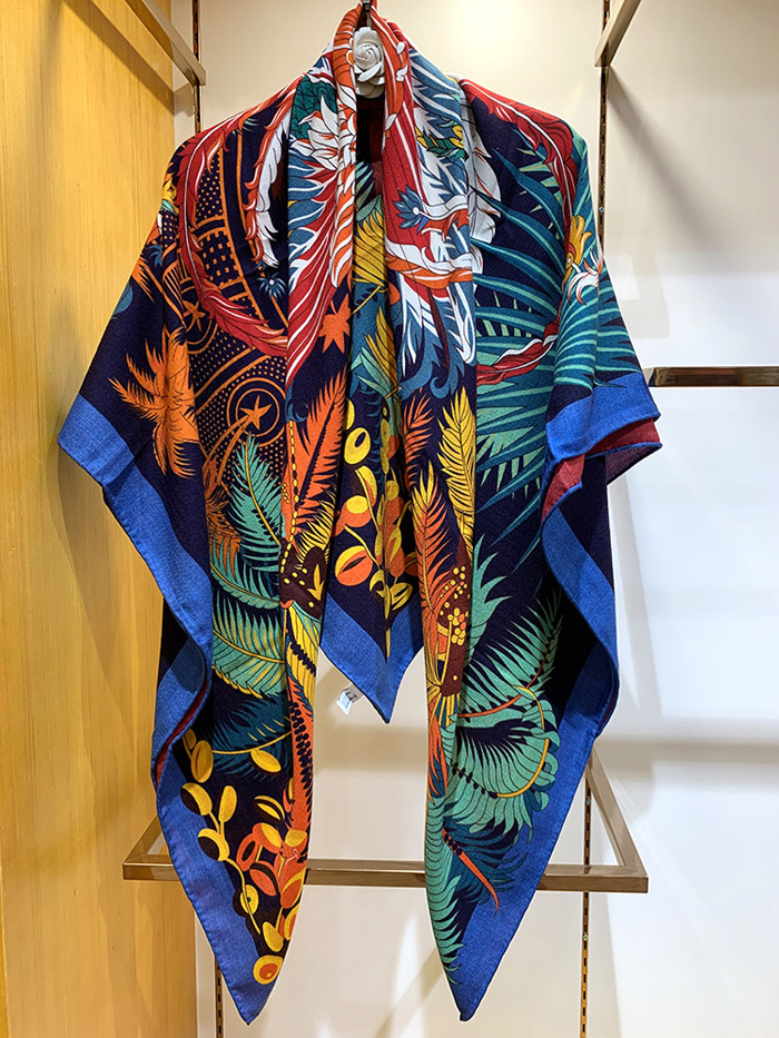 2021 Newest Winter Muffler Cashmere and Real Silk Scarf Luxury Design Square Scarves 135*135cm Thick Kerchief Pashmina Shawl Wraps Neck Warmer Ring
2021 Newest Winter Muffler Cashmere and Real Silk Scarf Luxury Design Square Scarves 135*135cm Thick Kerchief Pashmina Shawl Wraps Neck Warmer Ring