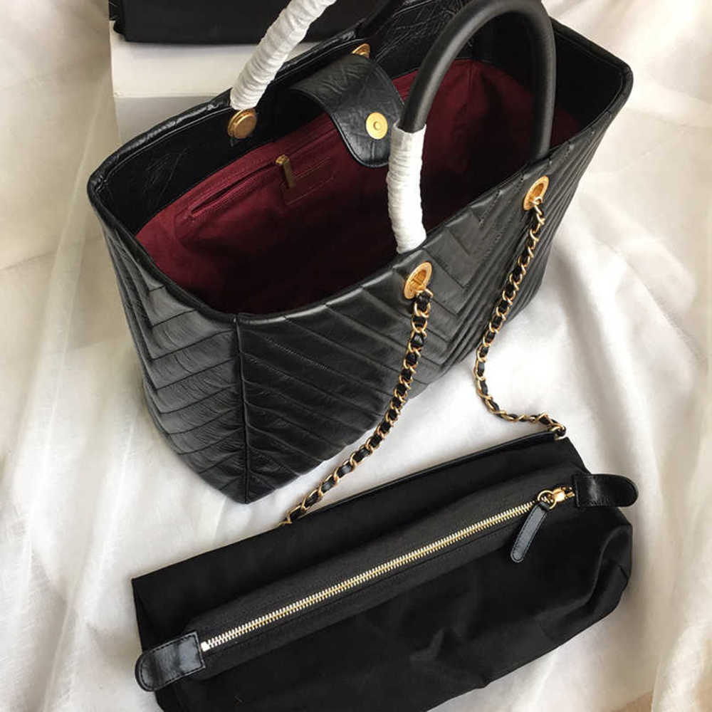 7H+Fashion new style Large tote Imported bags palm print Gold metal fittings inner cloth bag is equipped with the inner layer ,Genuine leather imported from France
7H+Fashion new style Large tote Imported bags palm print Gold metal fittings inner cloth bag is equipped with the inner layer ,Genuine leather imported from France