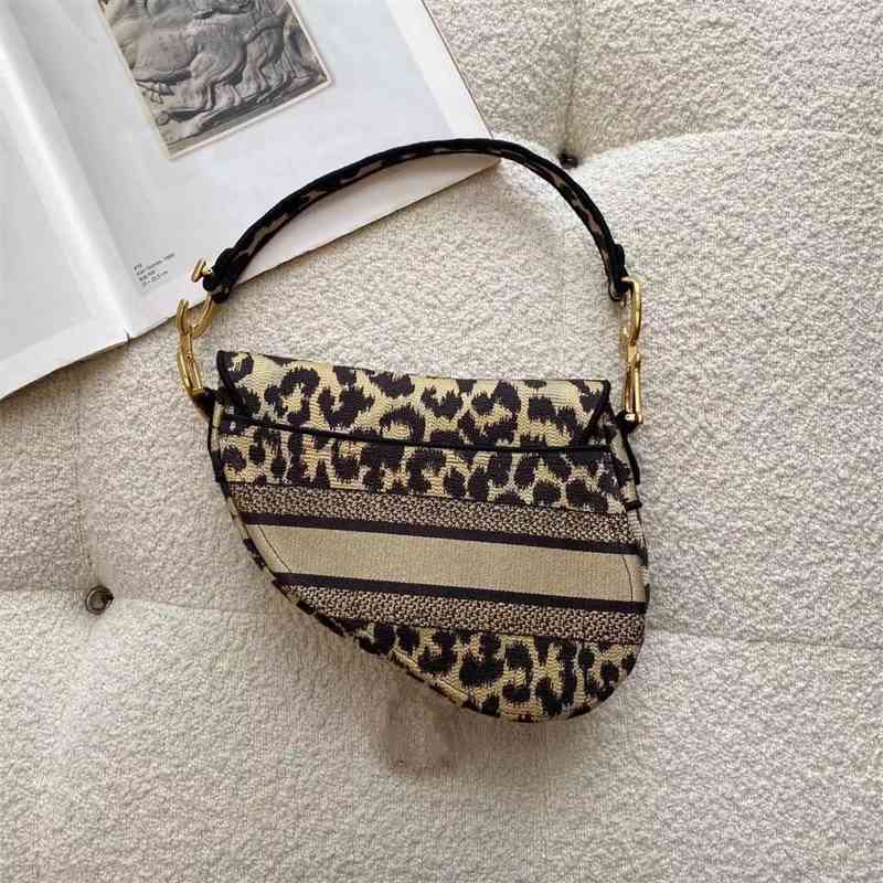 Women Luxurys Designers Bags 2021 High quality embroidered leopard print saddle lady hand hands Designer Handbag Handbags Totes Crossbody Bag
Women Luxurys Designers Bags 2021 High quality embroidered leopard print saddle lady hand hands Designer Handbag Handbags Totes Crossbody Bag