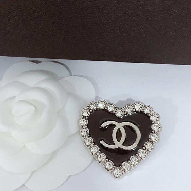 22ss Luxury Women Jewelry Brand Designer Letters Brooch Small Sweet Wind Heart Love Oil Drip Metal 18K Gold Plated Rhinestone Pearl Pin Wedding Party Gift Accessorie, Black
22ss Luxury Women Jewelry Brand Designer Letters Brooch Small Sweet Wind Heart Love Oil Drip Metal 18K Gold Plated Rhinestone Pearl Pin Wedding Party Gift Accessorie, Black