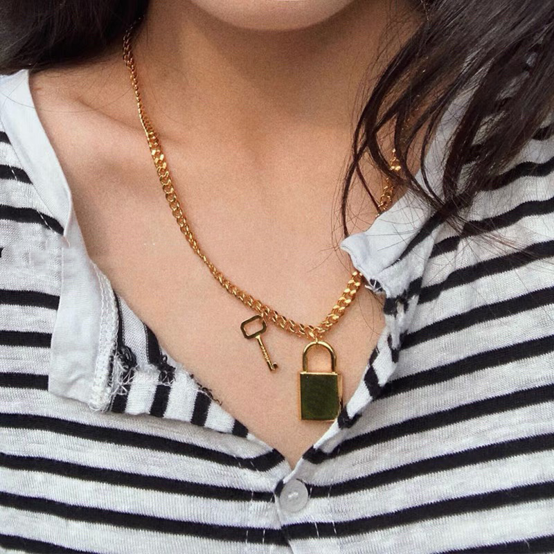 Luxurys 2021 fashion designers key lock necklace hardware in the form of size personality fashionable for men and women gift good nice
Luxurys 2021 fashion designers key lock necklace hardware in the form of size personality fashionable for men and women gift good nice