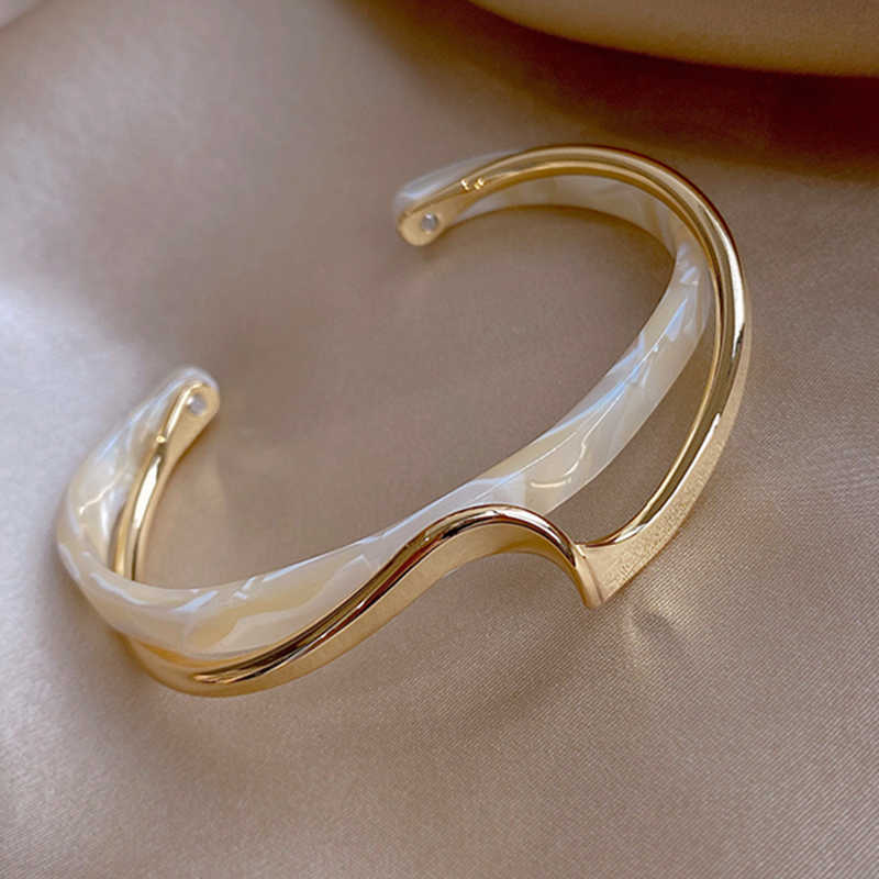 Funopen Store Women's Aluminium Alloy Gold Curved Metal Texture White Shellfish Wear Bracelet Gift Q0720
Funopen Store Women's Aluminium Alloy Gold Curved Metal Texture White Shellfish Wear Bracelet Gift Q0720