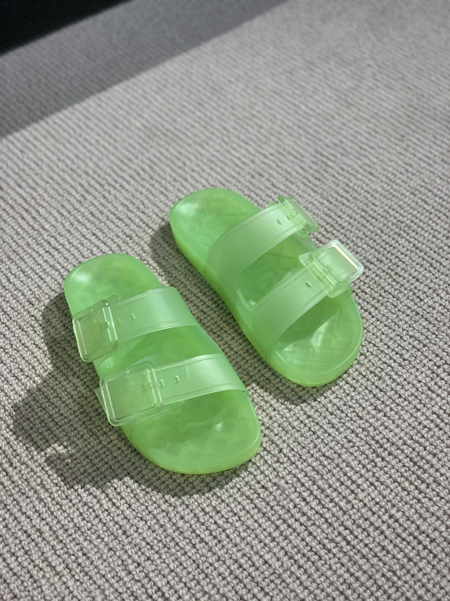 2021 luxury designer fashion women slippers scuffs sandals Mallorca candy colors transparent high-performance polyurethane summer beach, Color 1
2021 luxury designer fashion women slippers scuffs sandals Mallorca candy colors transparent high-performance polyurethane summer beach, Color 1
