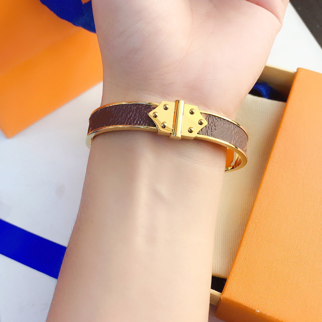 Fashion designer Women bracelet Charm Delicate Invisible Luxury Jewelry New Magnetic Buckle Leather Bracelet Wristband Watch Strap Case
Fashion designer Women bracelet Charm Delicate Invisible Luxury Jewelry New Magnetic Buckle Leather Bracelet Wristband Watch Strap Case
