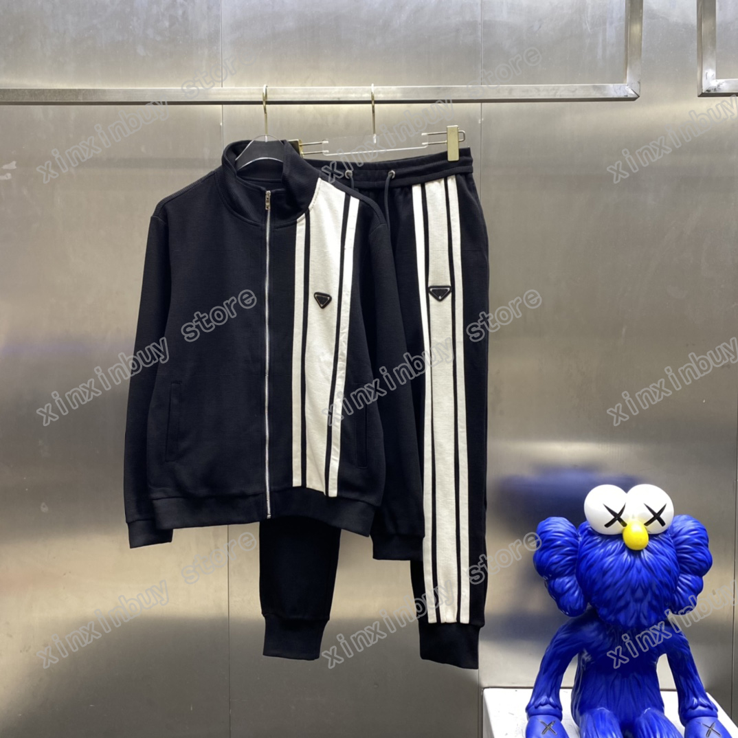 21ss mens designers tracksuits Triangle label jacquard letter Windbreaker fashion tracksuit men designer breathable zipper black white blue xinxin, Gray
21ss mens designers tracksuits Triangle label jacquard letter Windbreaker fashion tracksuit men designer breathable zipper black white blue xinxin, Gray