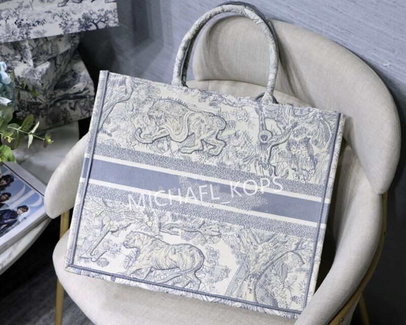 2020 new embroidery 3D three-dimensional tiger pattern large capacity luxury big brand shopping bag handbag handmade double-sided flower, Box
2020 new embroidery 3D three-dimensional tiger pattern large capacity luxury big brand shopping bag handbag handmade double-sided flower, Box