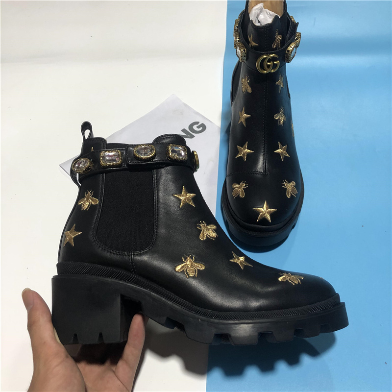 Top Quality Fashion Women Boots Desiger Leather Shoes Calfskin Ankle Bee Desert Sneakers High heeled Cowboy Black Brown Diamonds Martin Wint
Top Quality Fashion Women Boots Desiger Leather Shoes Calfskin Ankle Bee Desert Sneakers High heeled Cowboy Black Brown Diamonds Martin Wint