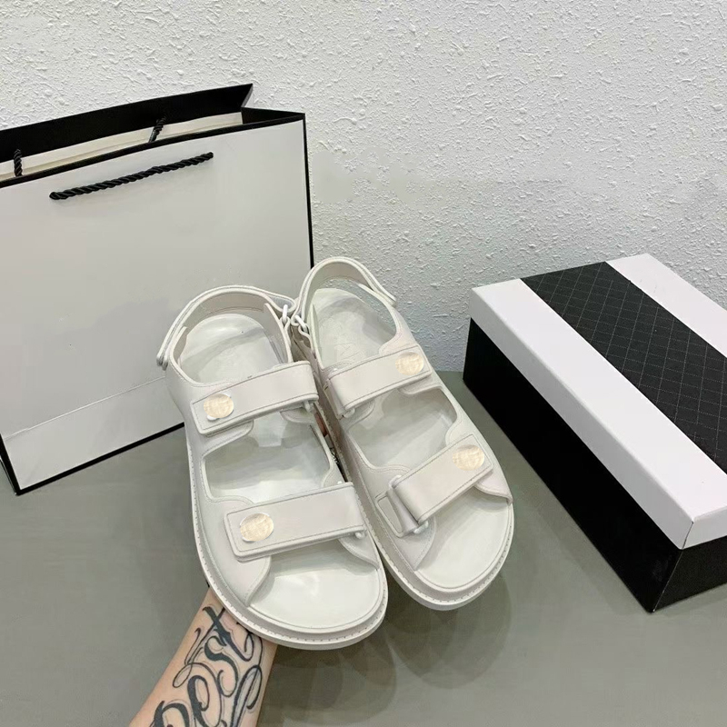 Luxury Designer Sandals 2021 summer fashion Leisure Sandali Outdoor Flip Flops shoe C button Thick soled shoes casual flat black women's sandal
Luxury Designer Sandals 2021 summer fashion Leisure Sandali Outdoor Flip Flops shoe C button Thick soled shoes casual flat black women's sandal