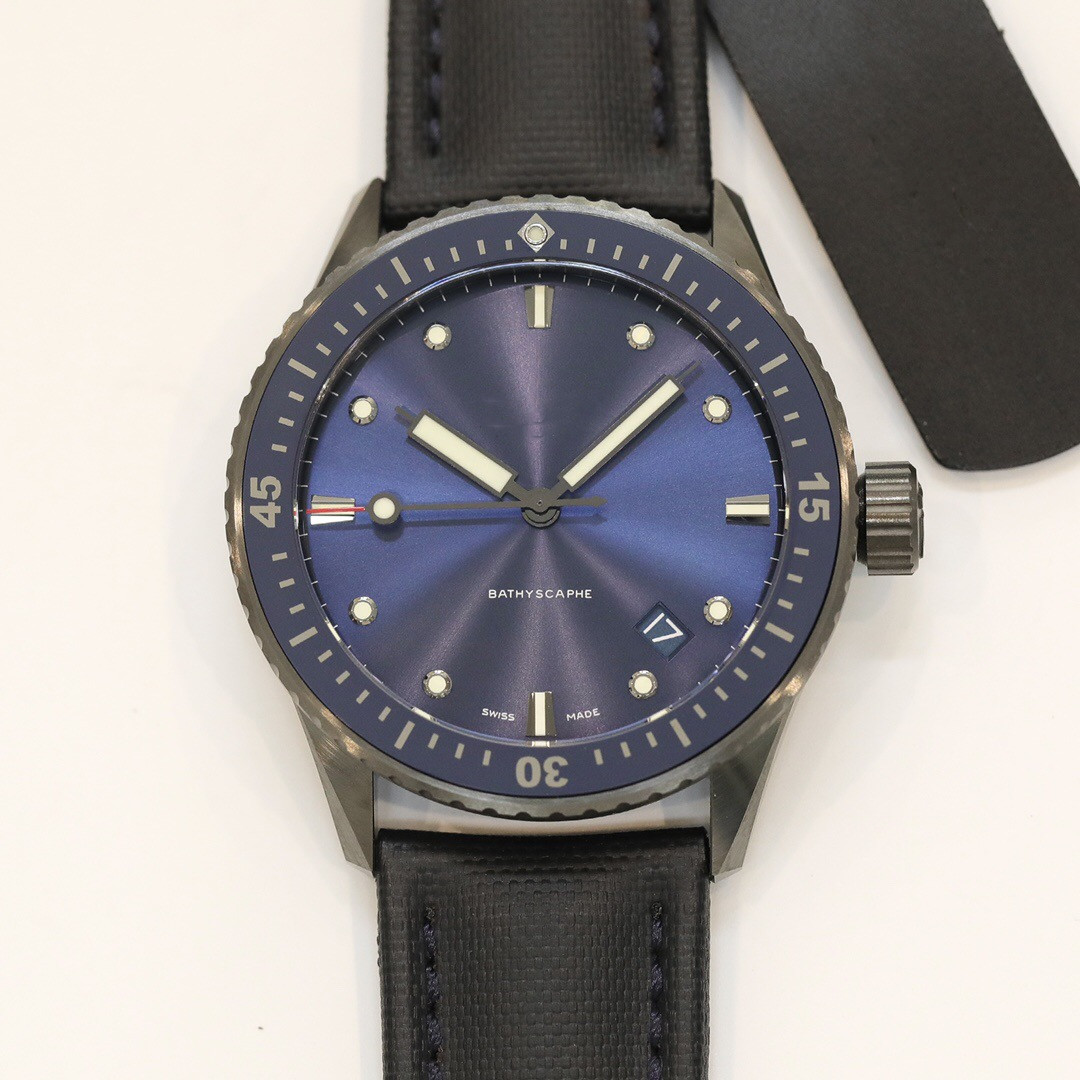 GF Men's Watch 43mm diameter 13.4mm thick Cal.1315 movement splint with purplish ruby bearing satin fine steel buckle, As shown
GF Men's Watch 43mm diameter 13.4mm thick Cal.1315 movement splint with purplish ruby bearing satin fine steel buckle, As shown