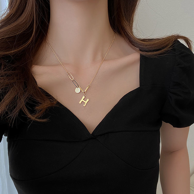 Luxury Designer Necklace Pendant Titanium Steel H Letter Womens Necklace Simple Temperament Niche Designers Sense Clavicle Chain Necklace DQ
Luxury Designer Necklace Pendant Titanium Steel H Letter Womens Necklace Simple Temperament Niche Designers Sense Clavicle Chain Necklace DQ