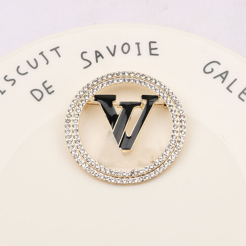 Classic Gold Silver Brand Luxury Desing Brooch Women Crystal Rhinestone Letters Brooches Suit Pin Fashion Jewelry Clothing Decoration High Quality Accessories
Classic Gold Silver Brand Luxury Desing Brooch Women Crystal Rhinestone Letters Brooches Suit Pin Fashion Jewelry Clothing Decoration High Quality Accessories