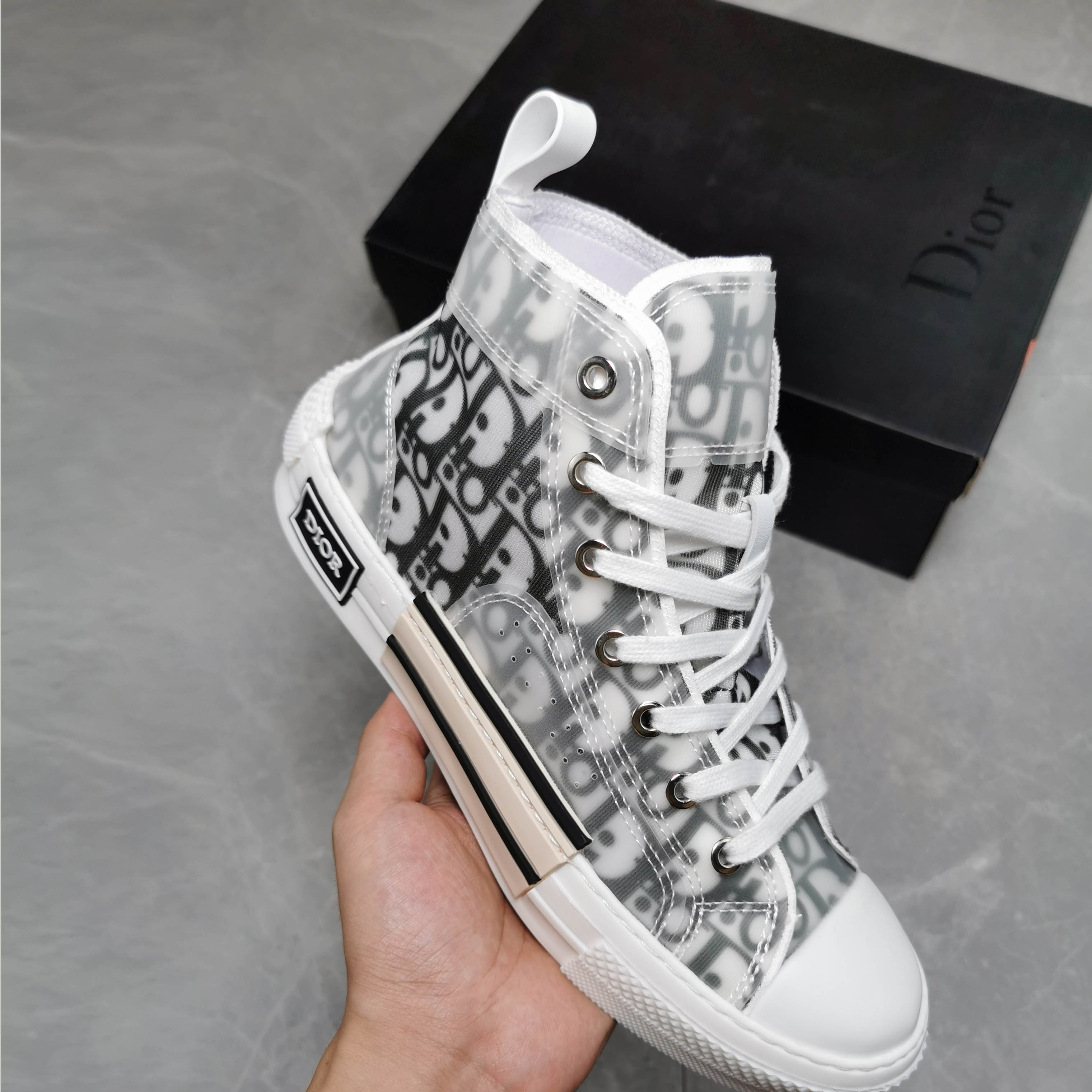 NEW Dìòr oblique KAWS Homme high-top sneaker in technical fabric with white and black rubber sole and B22 B-2-3 shoes EUR36-45
NEW Dìòr oblique KAWS Homme high-top sneaker in technical fabric with white and black rubber sole and B22 B-2-3 shoes EUR36-45