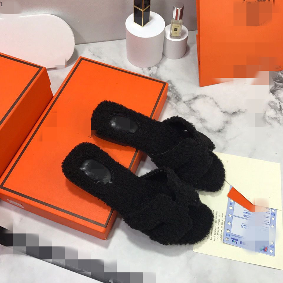 Luxury Oran slippers slides sheep fur sandals classic autumn/winter indoor style size 35-41 MKJ f0126
Luxury Oran slippers slides sheep fur sandals classic autumn/winter indoor style size 35-41 MKJ f0126