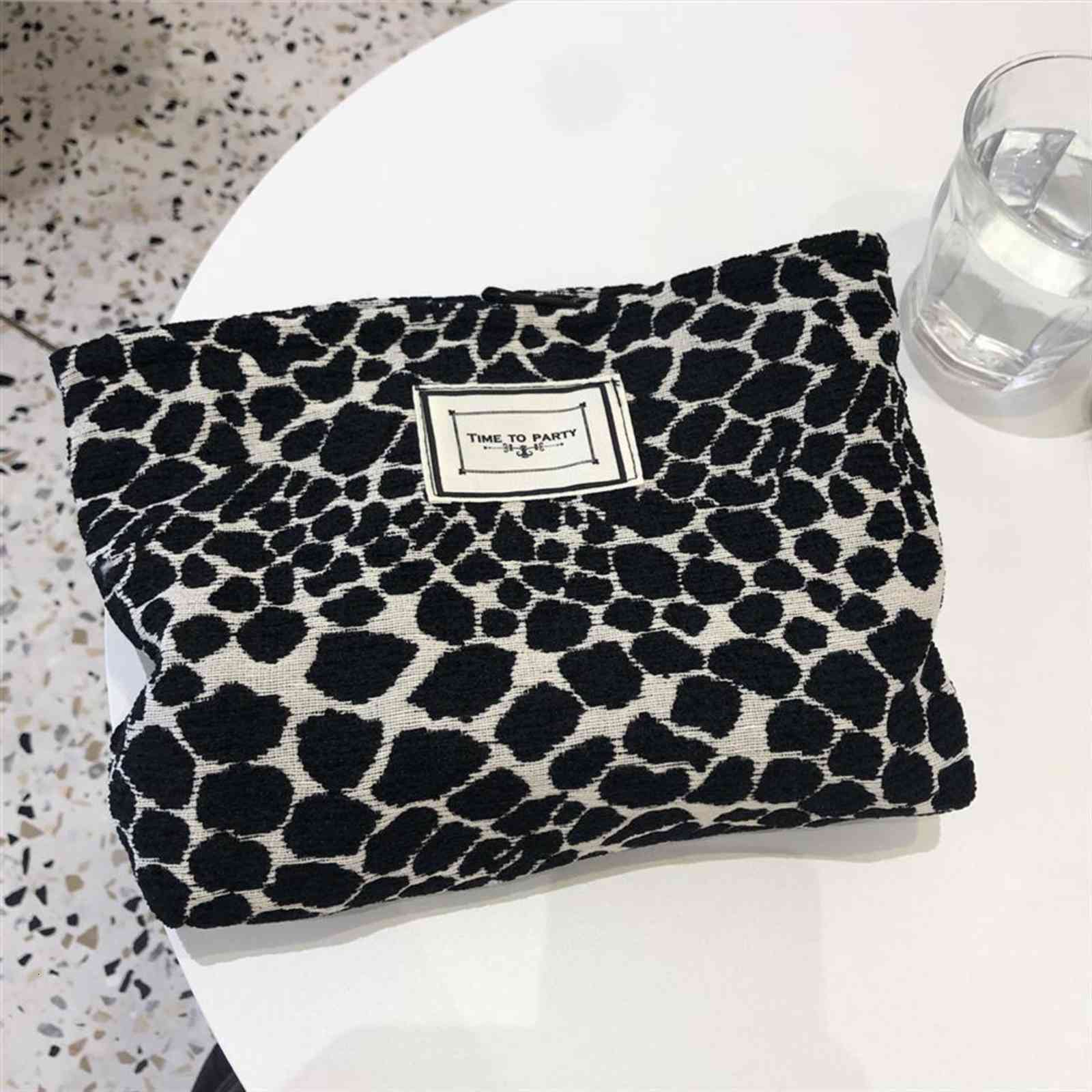 fashion leopard print cosmetic bags canvas washing large capacity women travel pouch make up storage clutches 
fashion leopard print cosmetic bags canvas washing large capacity women travel pouch make up storage clutches